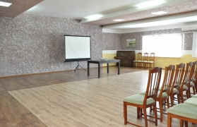 Просторный зал для проведения конференций