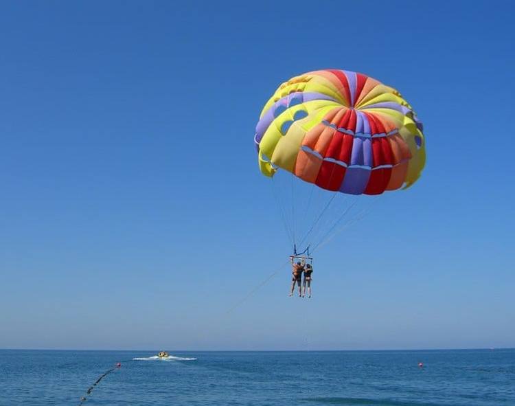 полет на парашюте во время отдыха в Коблео на берегу моря
